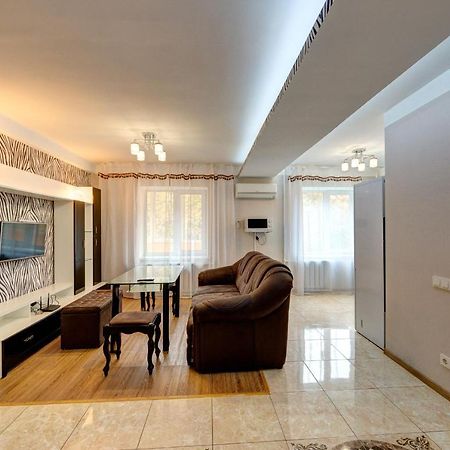 Excellent Apartment Druzhby Narodov Boulevard 3A. Lybedskaya Metro Station Kiev Ngoại thất bức ảnh