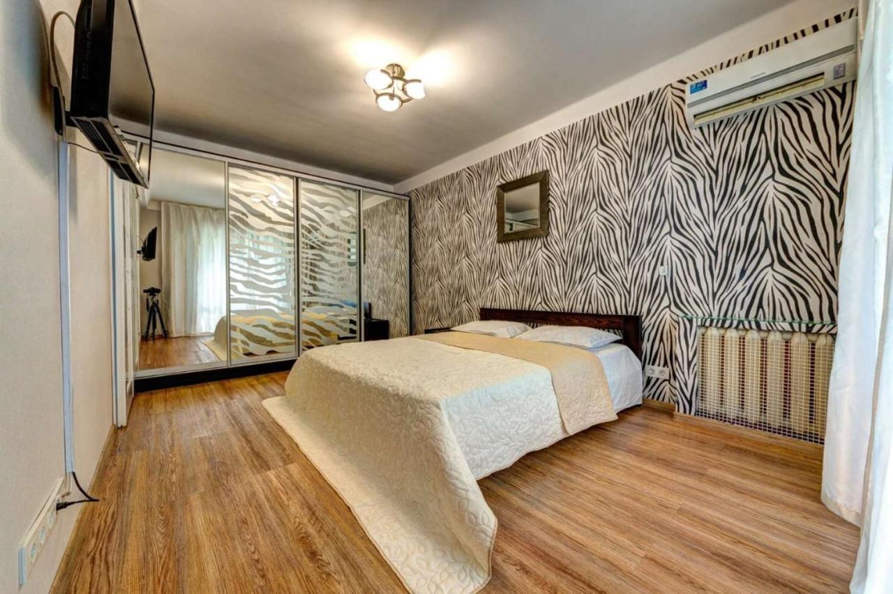 Excellent Apartment Druzhby Narodov Boulevard 3A. Lybedskaya Metro Station Kiev Ngoại thất bức ảnh