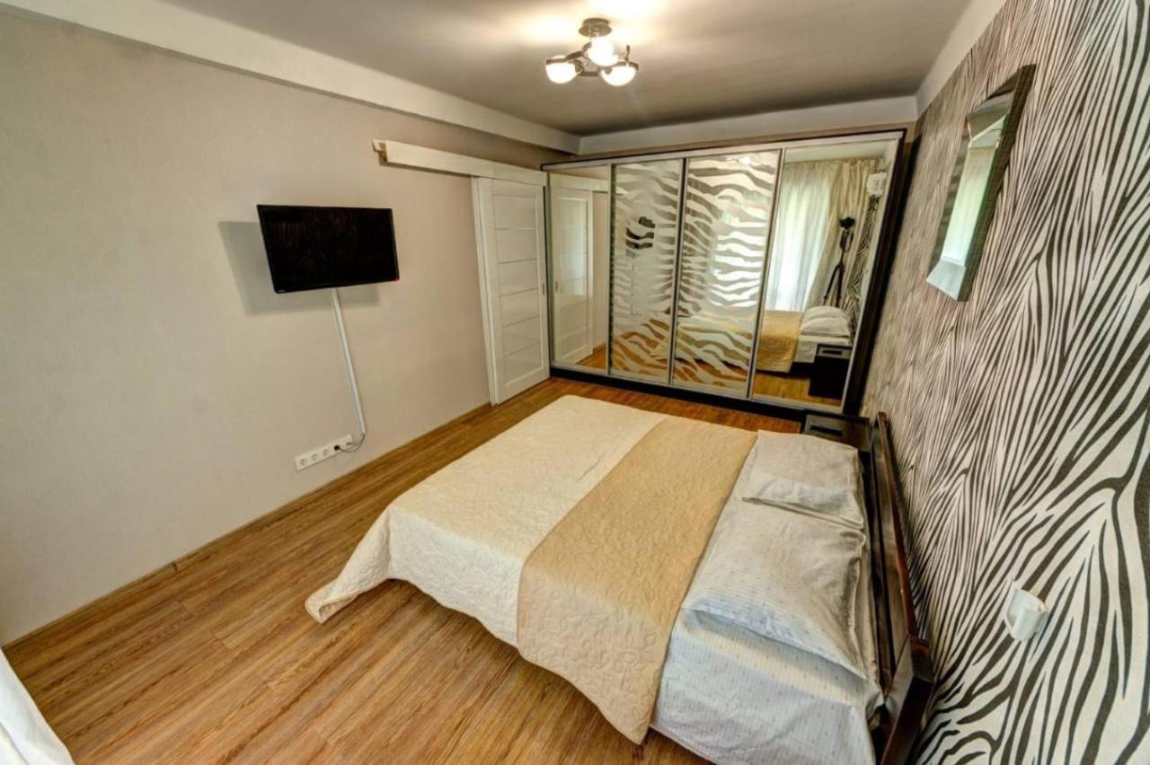Excellent Apartment Druzhby Narodov Boulevard 3A. Lybedskaya Metro Station Kiev Ngoại thất bức ảnh